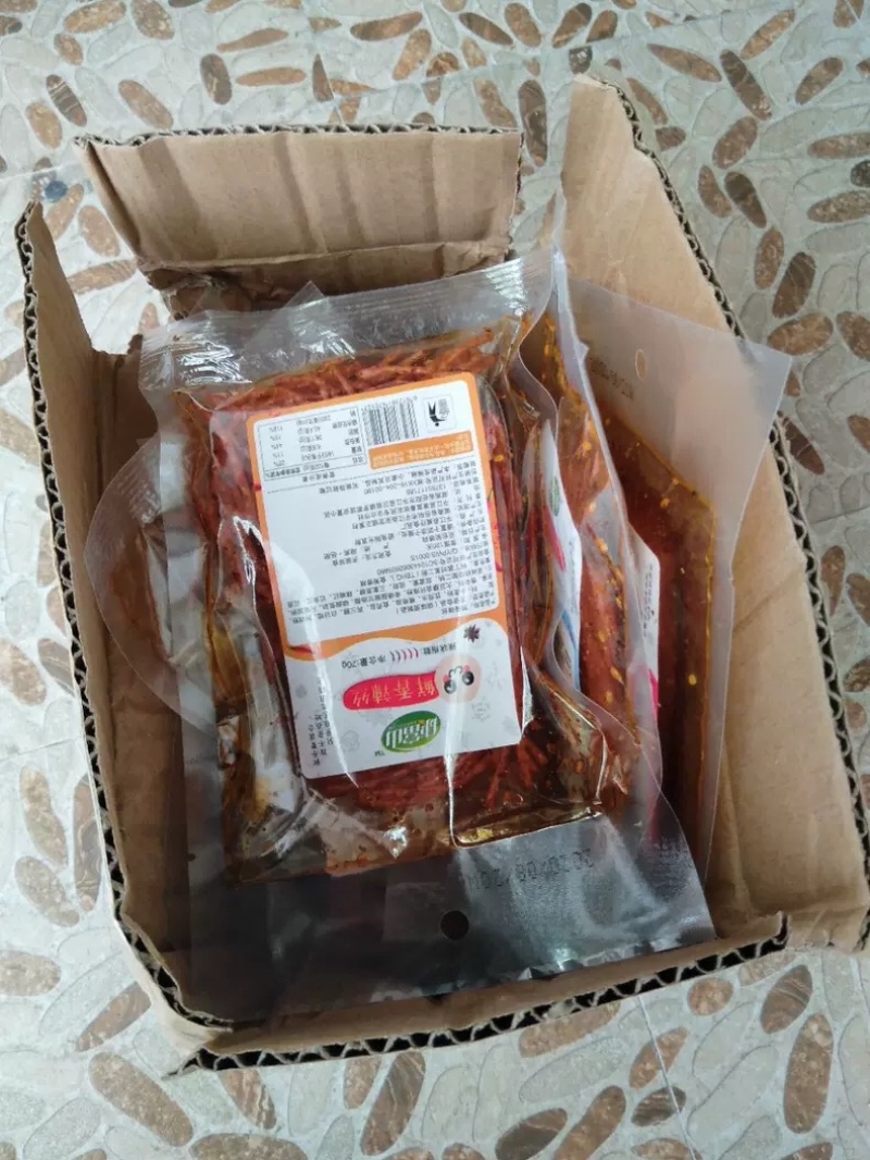 网红辣条儿时宿舍先吃
