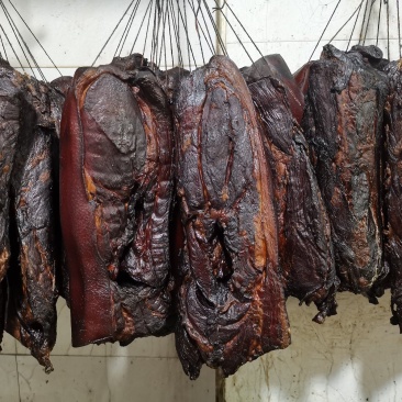 正宗湖南特色农家慢火米糠慢火熏制黑红腿肉。。