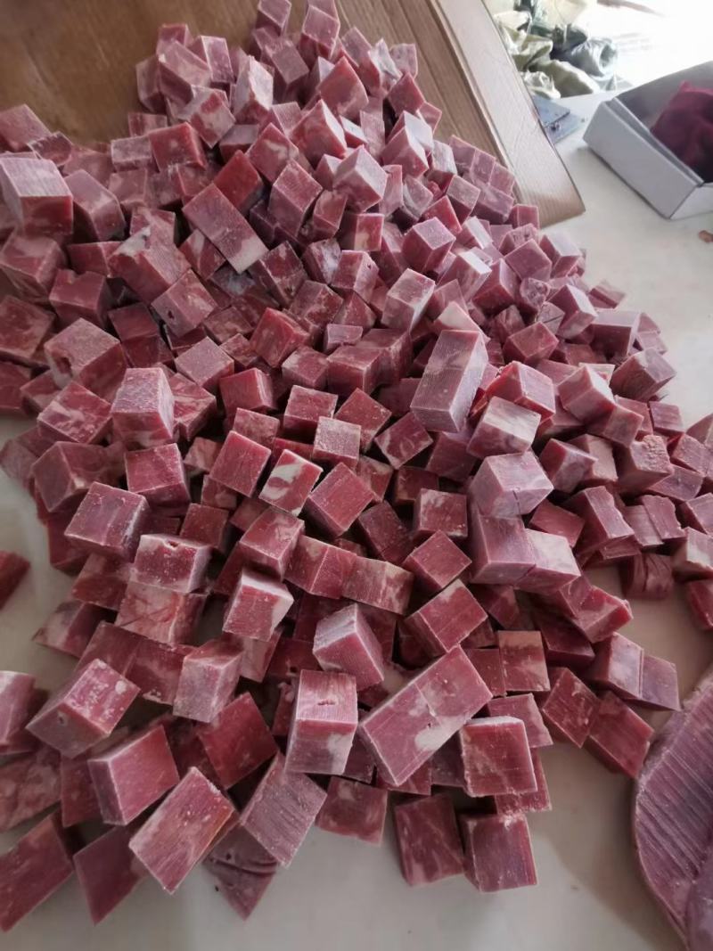牛肉粒，不碎不散，水分小质量好，各种规格可定做代加工贴牌