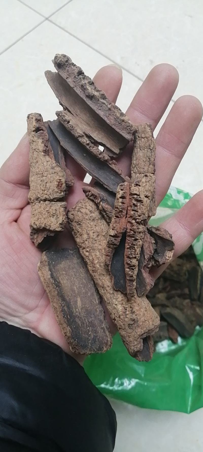 紫荆皮肉红内消紫荆木皮白林皮带抓中药