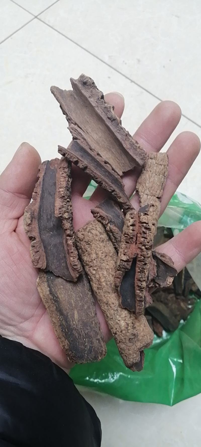 紫荆皮肉红内消紫荆木皮白林皮带抓中药