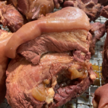 马肉五香全熟带皮马肉块。硬煮不含淀粉的纯肉