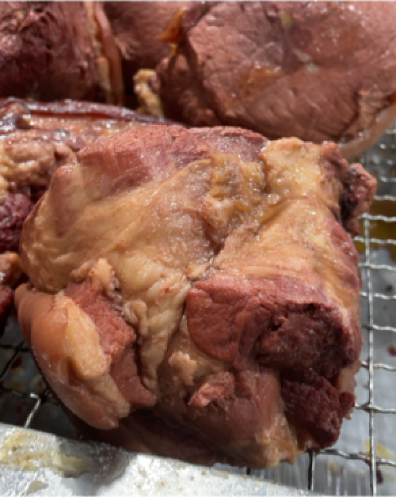 马肉五香全熟带皮马肉块。硬煮不含淀粉的纯肉