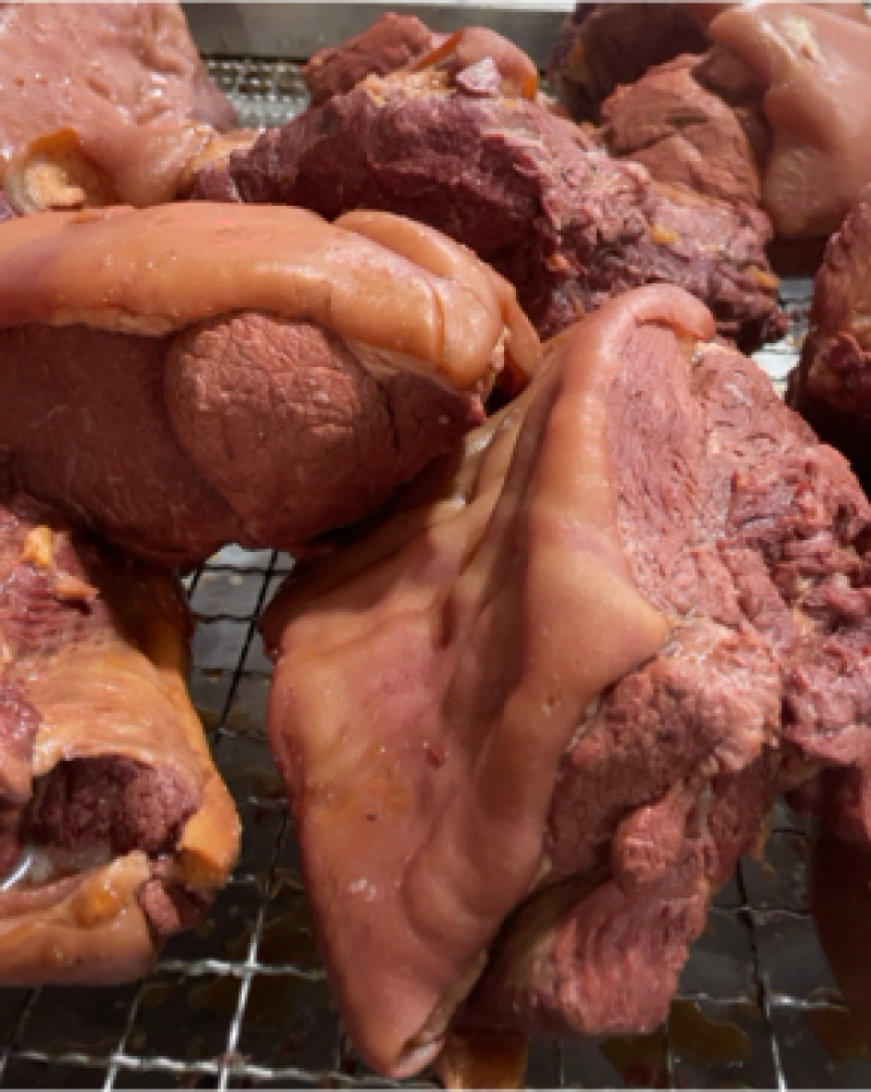 马肉五香全熟带皮马肉块。硬煮不含淀粉的纯肉
