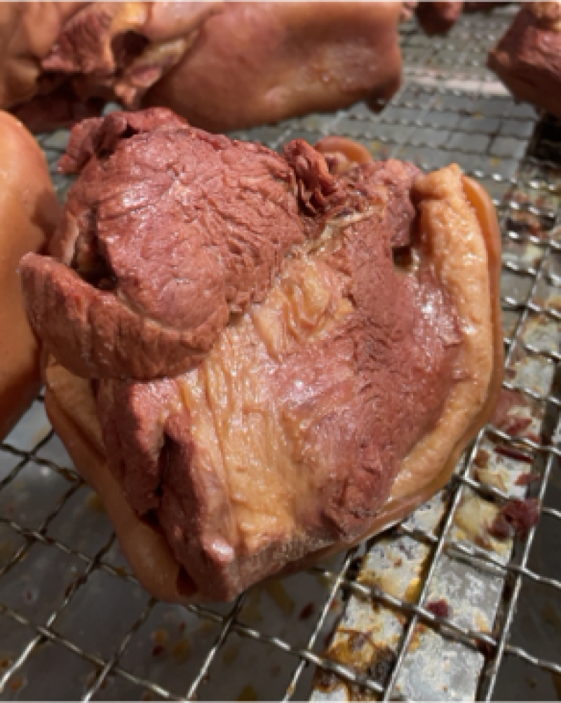 马肉五香全熟带皮马肉块。硬煮不含淀粉的纯肉
