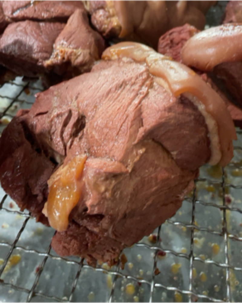 马肉五香全熟带皮马肉块。硬煮不含淀粉的纯肉