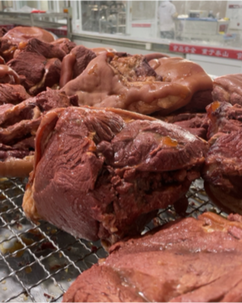 马肉五香全熟带皮马肉块。硬煮不含淀粉的纯肉