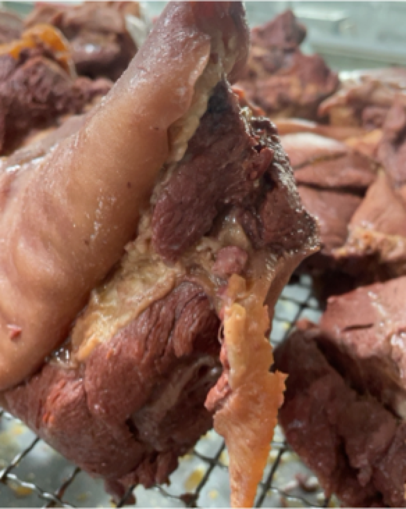 马肉五香全熟带皮马肉块。硬煮不含淀粉的纯肉
