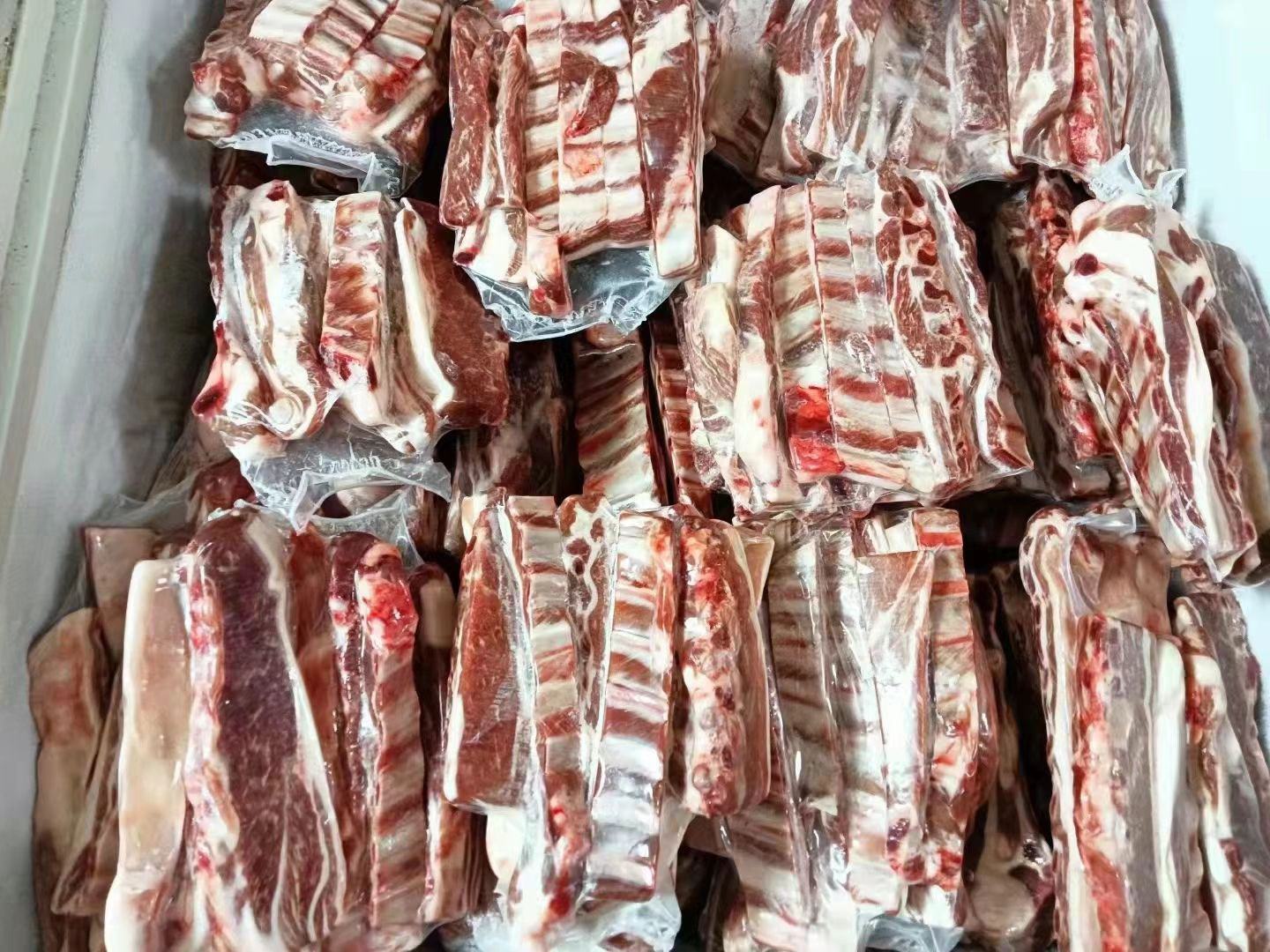 波尔山羊肉产品展示图,包括分割肉、真空包装和冷冻羊肉块 波尔山羊肉产品展示