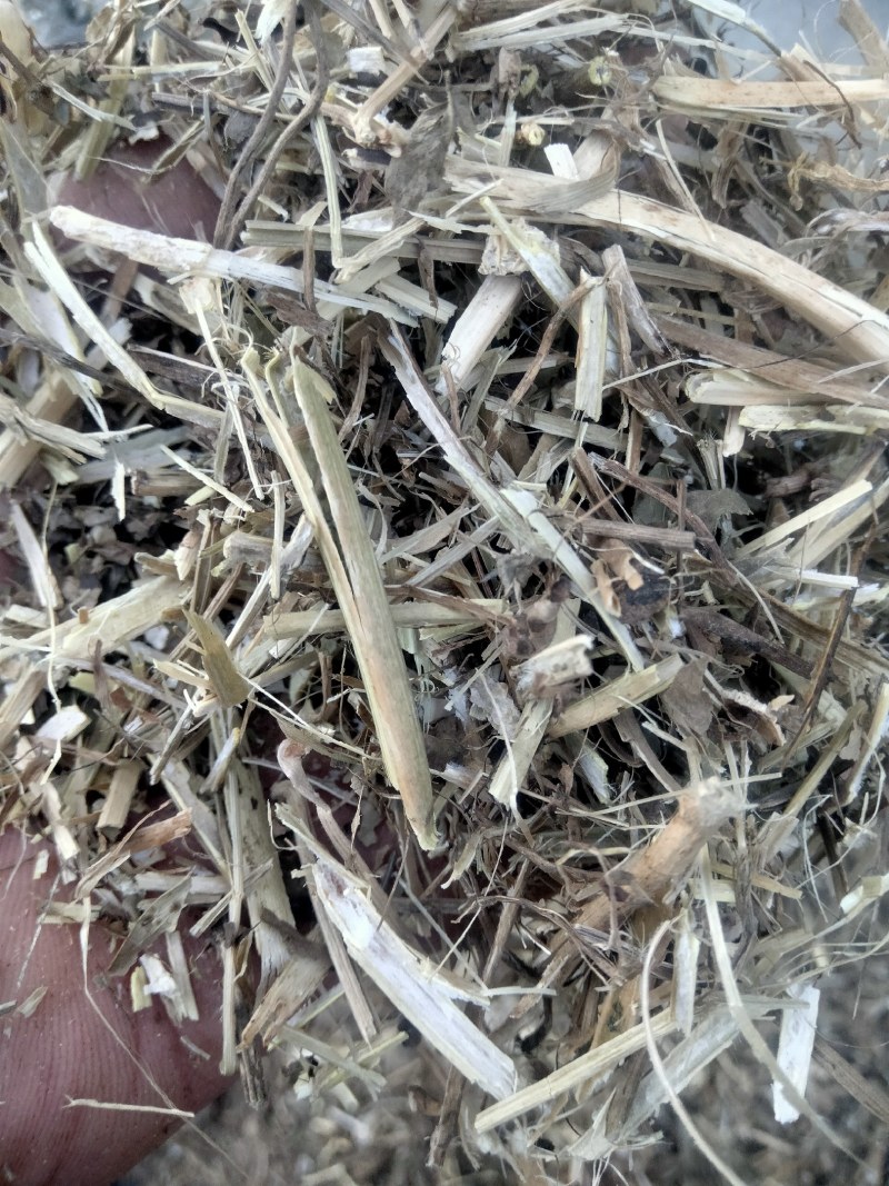 常年大量出售花生秧羊草，压块麦草，草粉，花生秧颗粒