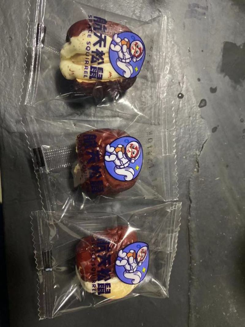 腰果泡芙枣新款一盒138克，一箱12盒厂家直销