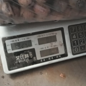 小李农家乐土产老核桃包装出售过程