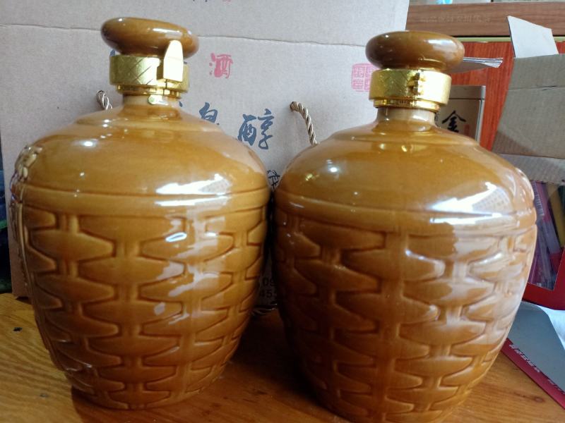 纯粮药材地窖酒，有十斤，4斤/坛，可全国各地包邮