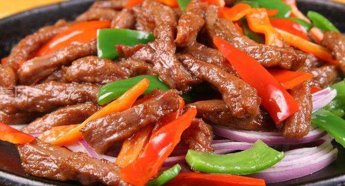 青红椒炒牛肉菜肴图