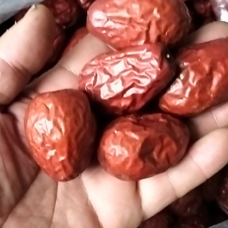 新疆大枣，又大又圆，肉质饱满，口感香甜，常吃红枣人不易老