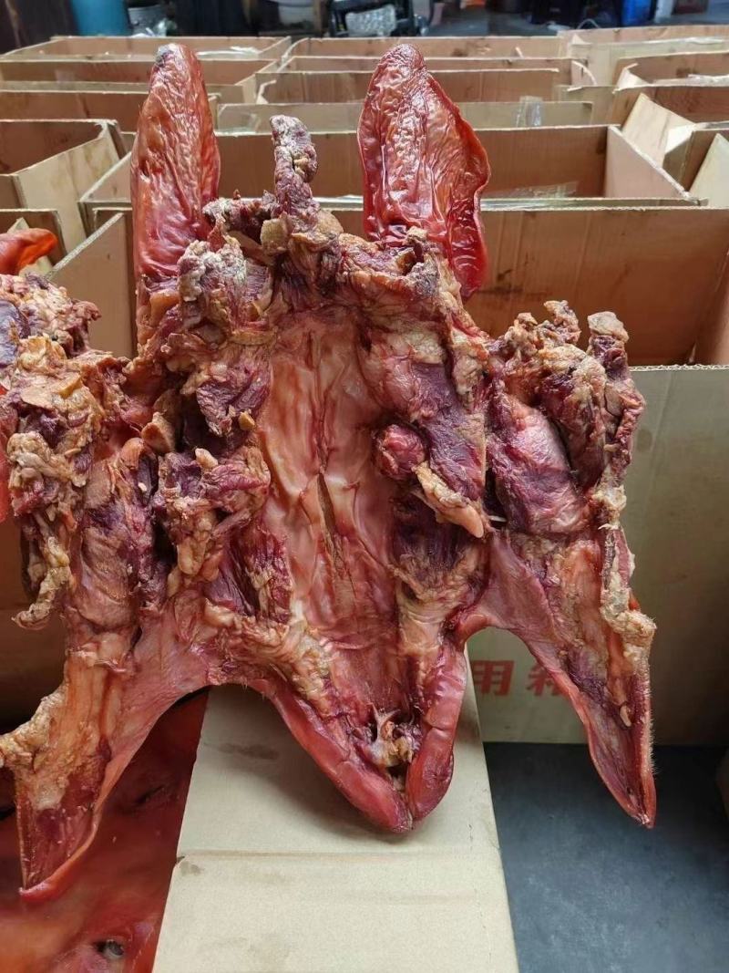 烟熏猪头/带耳猪头肉，纯干的质量保证，大量现货，价格便宜