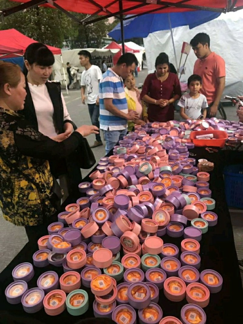 香港铺里锒手镯火烧锒饤热销跑江湖地摊产品。