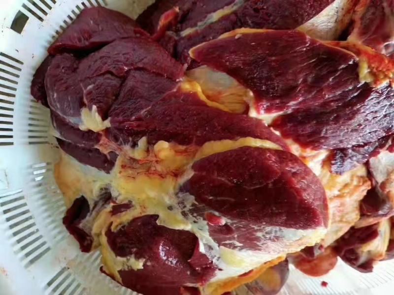 锡林郭勒溜达黄牛肉，纯干新鲜无调理，肉质紧实，口感好！