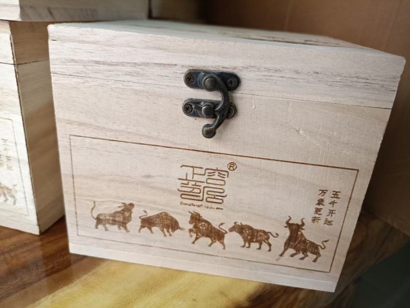 礼盒装牛饼生茶，五牛开运，万象更新