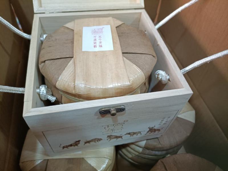 礼盒装牛饼生茶，五牛开运，万象更新