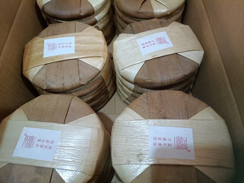 礼盒装牛饼生茶，五牛开运，万象更新