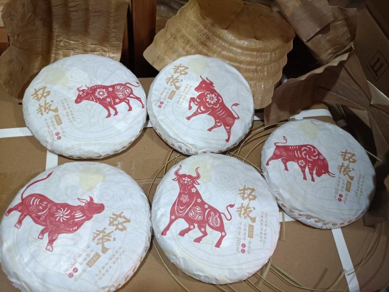 礼盒装牛饼生茶，五牛开运，万象更新