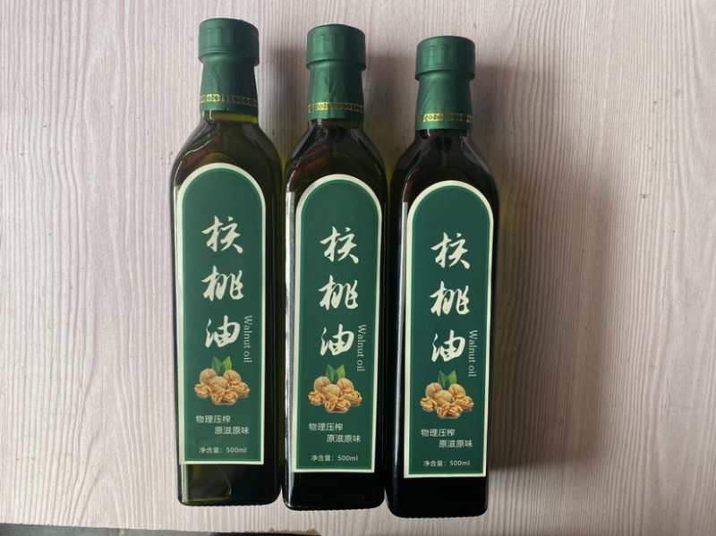 现榨核桃油挑选好核桃压榨