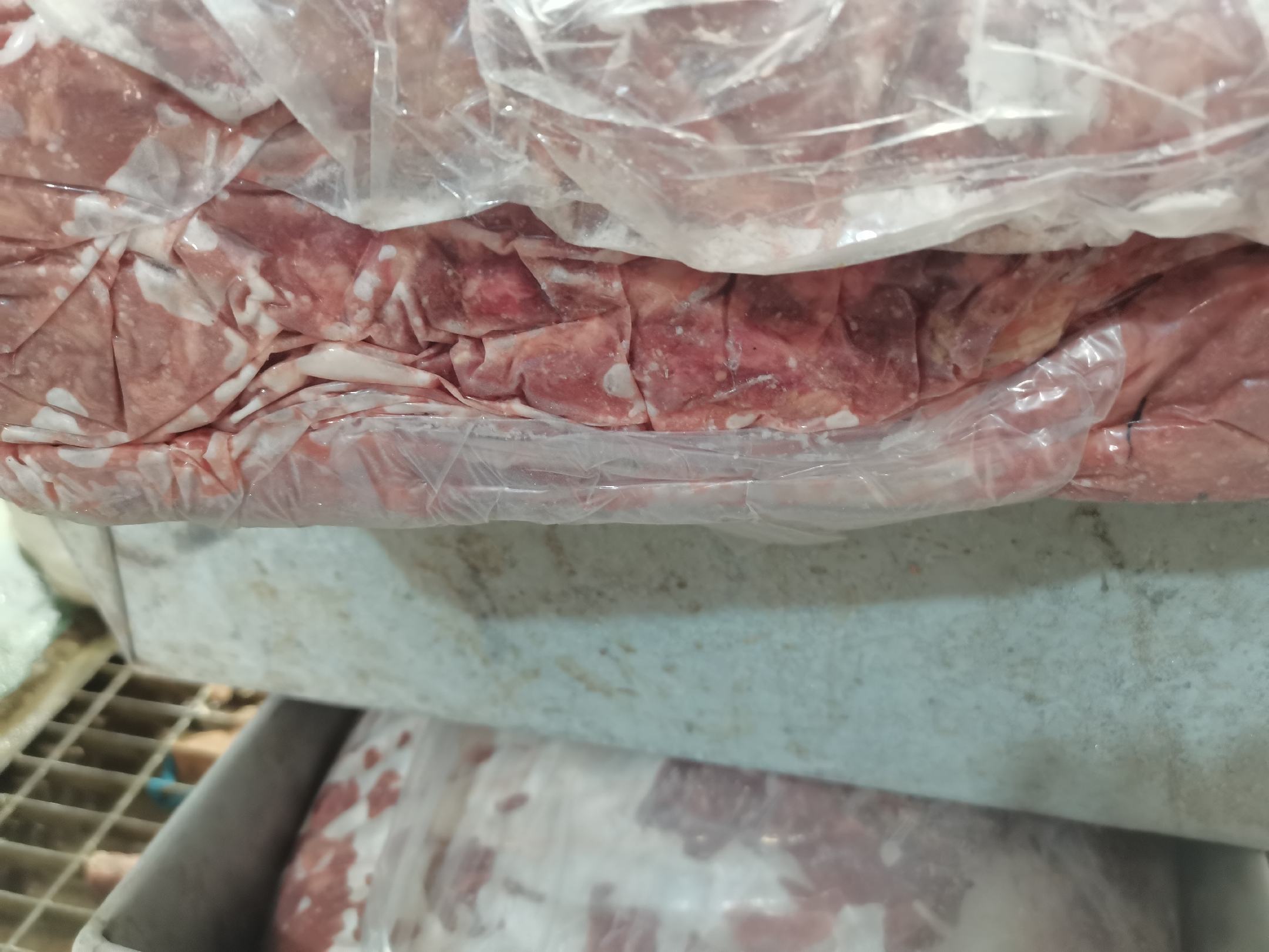 超市冷柜中陈列的分割羊腔白条羊产品及烹饪推荐海报
