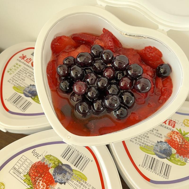 冰冻双莓，草莓切片和蓝莓白糖拌制，口感酸甜没有任何添加