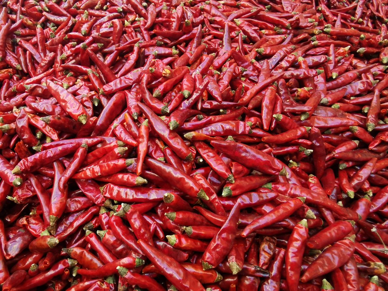 干辣椒面与干燥剂一同存放的示意图