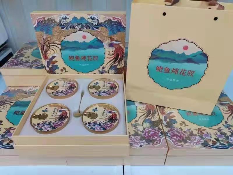 鲍鱼炖花胶，高汤精料熬制，汤浓味美，营养丰富，常温储存