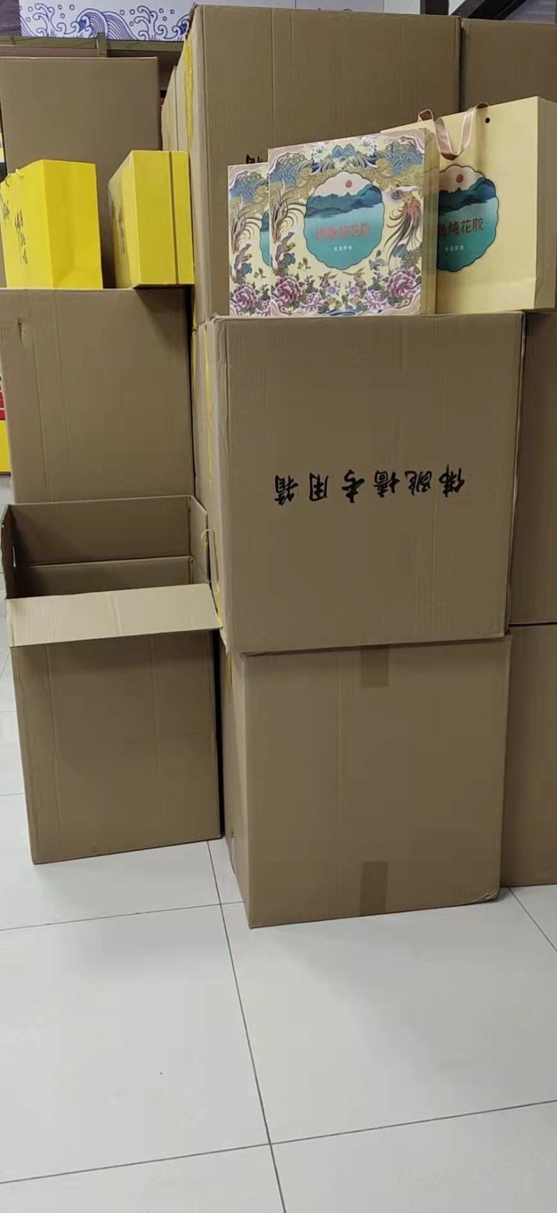 鲍鱼炖花胶，高汤精料熬制，汤浓味美，营养丰富，常温储存
