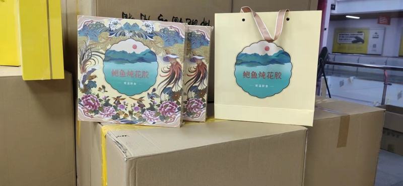 鲍鱼炖花胶，高汤精料熬制，汤浓味美，营养丰富，常温储存