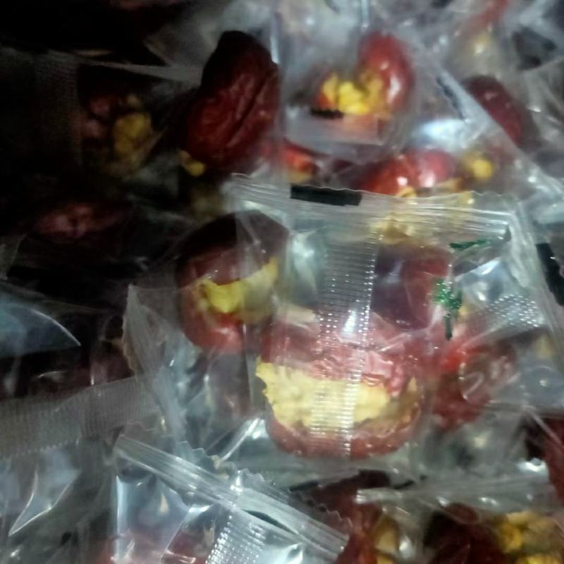 采用新疆超特灰枣夹核桃夹云南核桃仁