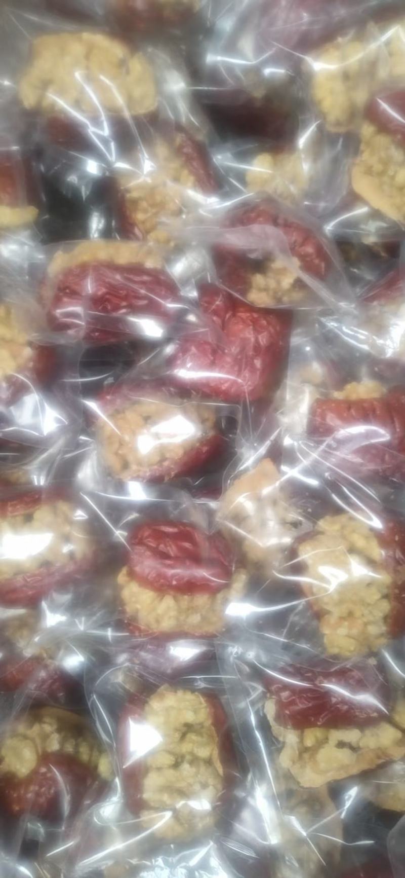 采用新疆超特灰枣夹核桃夹云南核桃仁