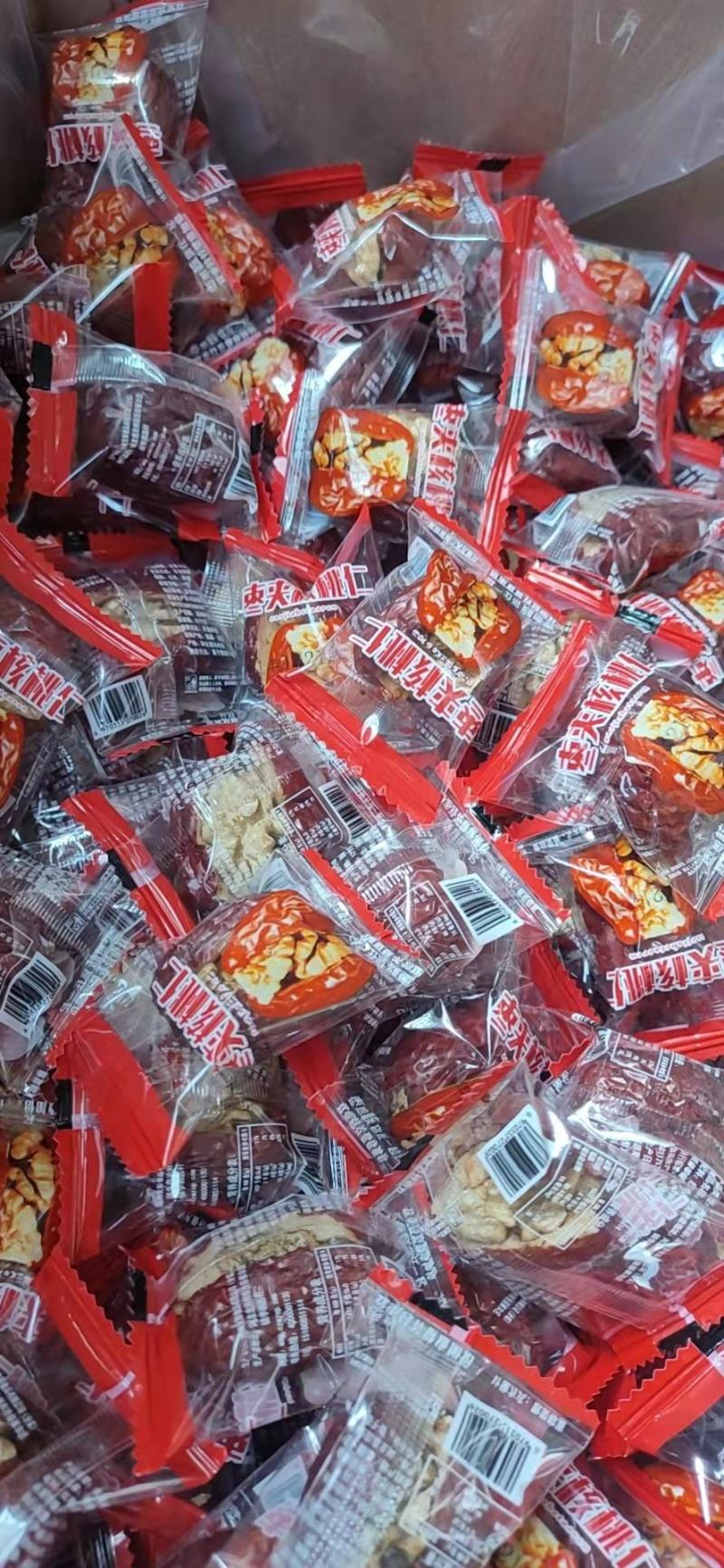 采用新疆超特灰枣夹核桃夹云南核桃仁