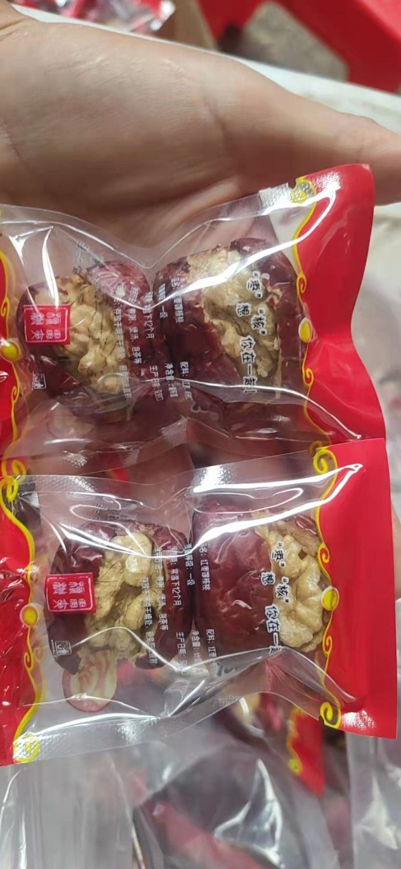 采用新疆超特灰枣夹核桃夹云南核桃仁