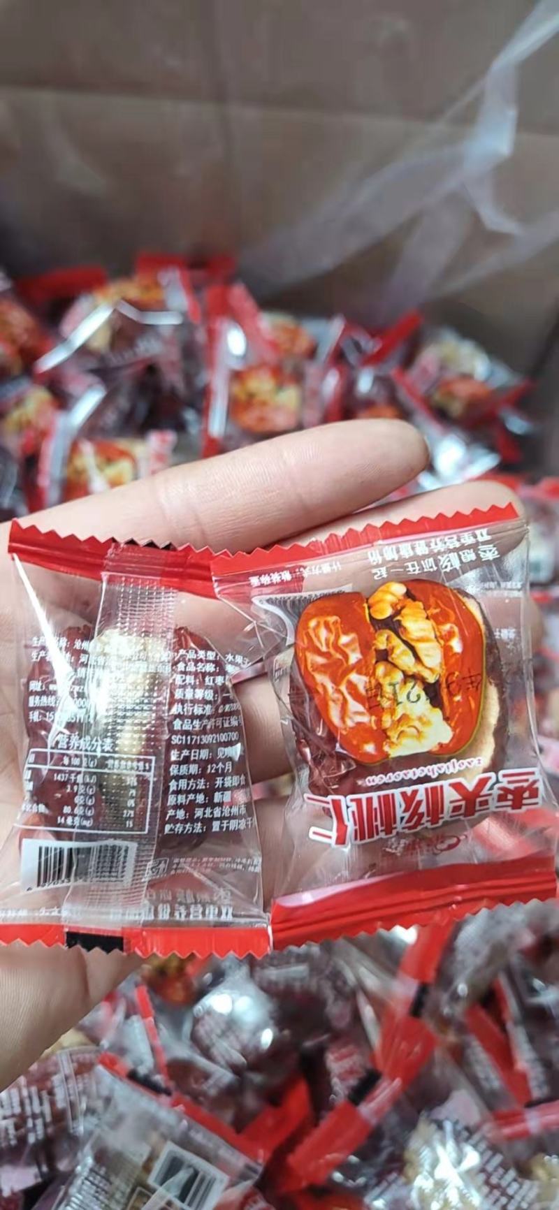 采用新疆超特灰枣夹核桃夹云南核桃仁