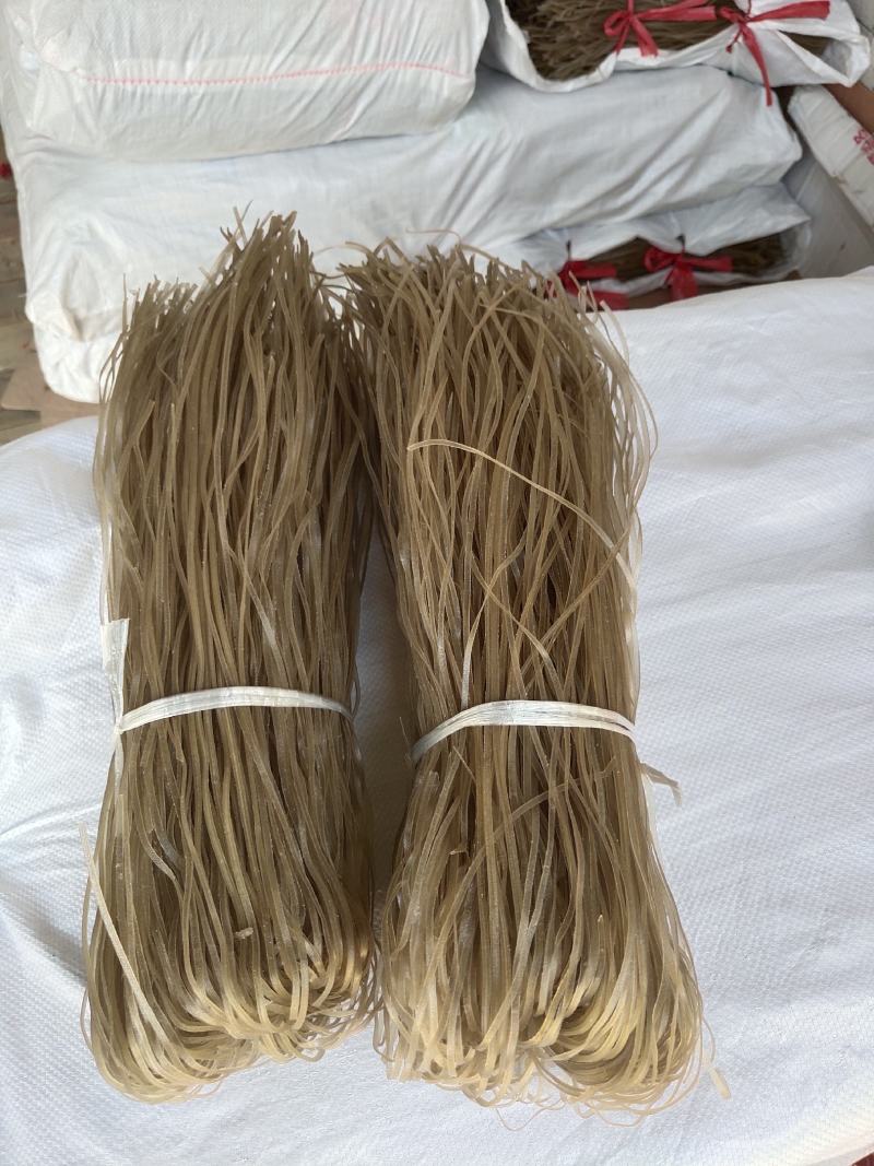 纯手工红薯粉皮丝，无任何添加剂，呈自然颜色