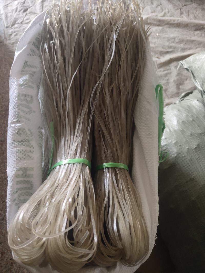 纯手工红薯粉皮丝，无任何添加剂，呈自然颜色