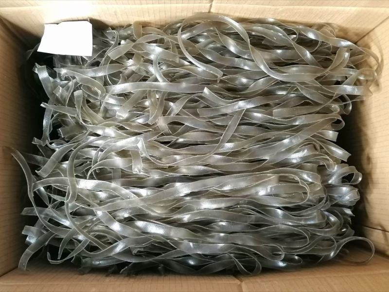 纯手工红薯粉皮丝，无任何添加剂，呈自然颜色