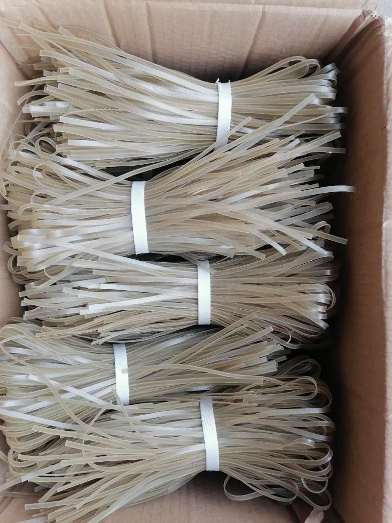 纯手工红薯粉皮丝，无任何添加剂，呈自然颜色