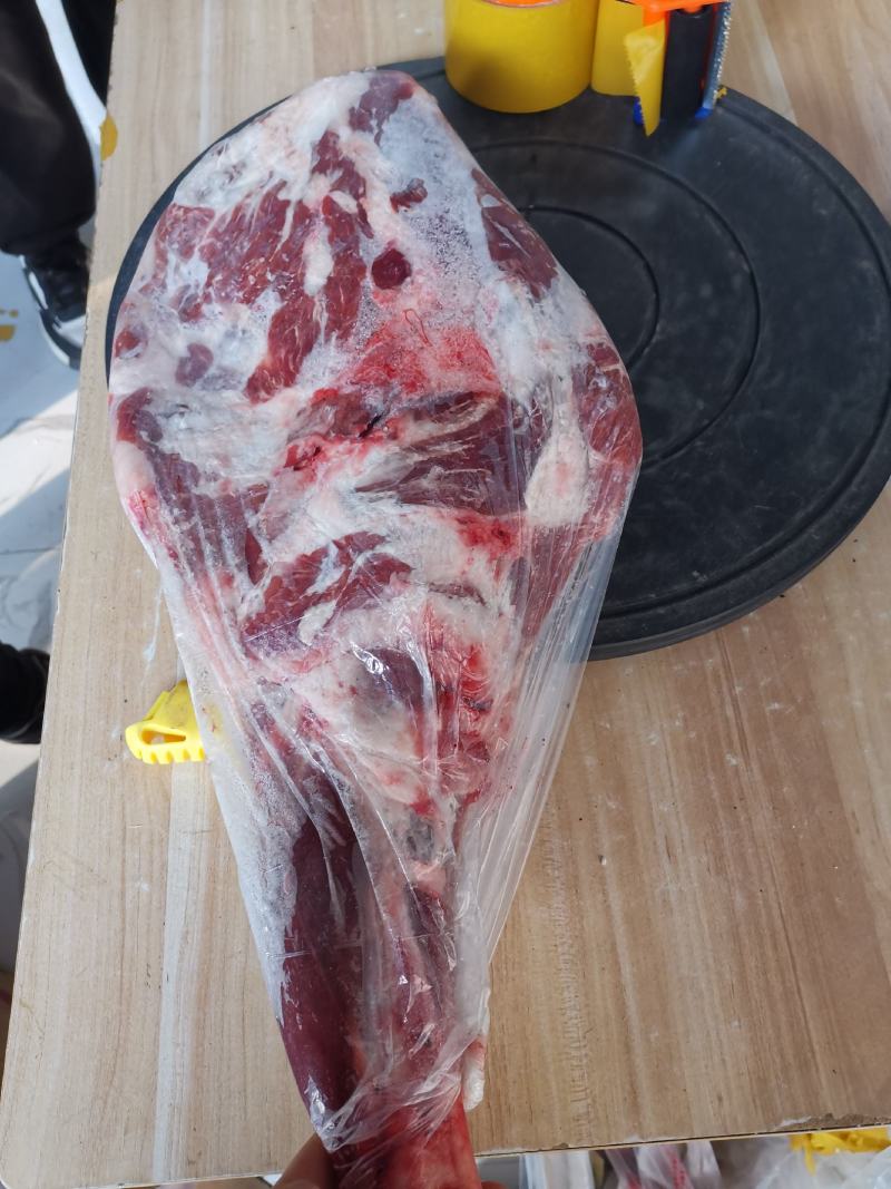 纯干羔羊前腿，新鲜现货，颜色漂亮，高质量长期供应价格合适