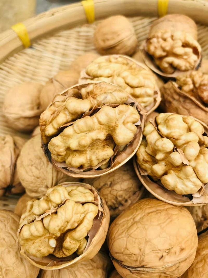 高原有机薄皮核桃，自然晾晒，个大皮薄