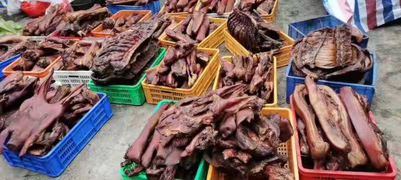 金华两头乌猪肉制品在高端超市展示,包括火腿、冷鲜肉等 金华两头乌猪肉制品展示
