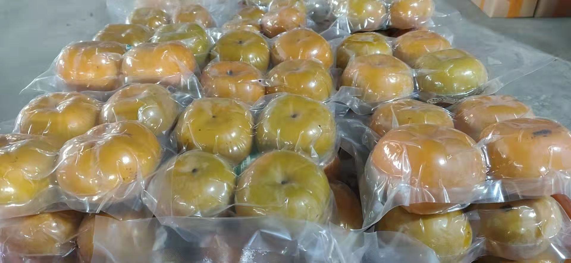 展示一个新鲜脆柿子的内部结构,果肉洁白,质地紧实 柿子切开展示果肉与颜色