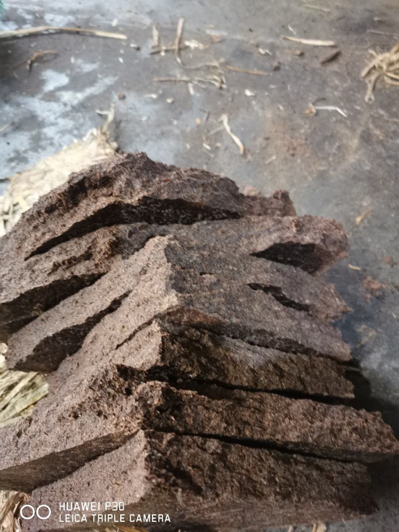 茶枯片，双螺旋部分去籽壳，含量高，干度好。22年新榨枯饼