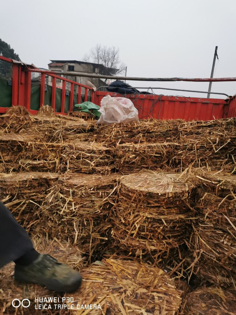 茶枯片，双螺旋部分去籽壳，含量高，干度好。22年新榨枯饼