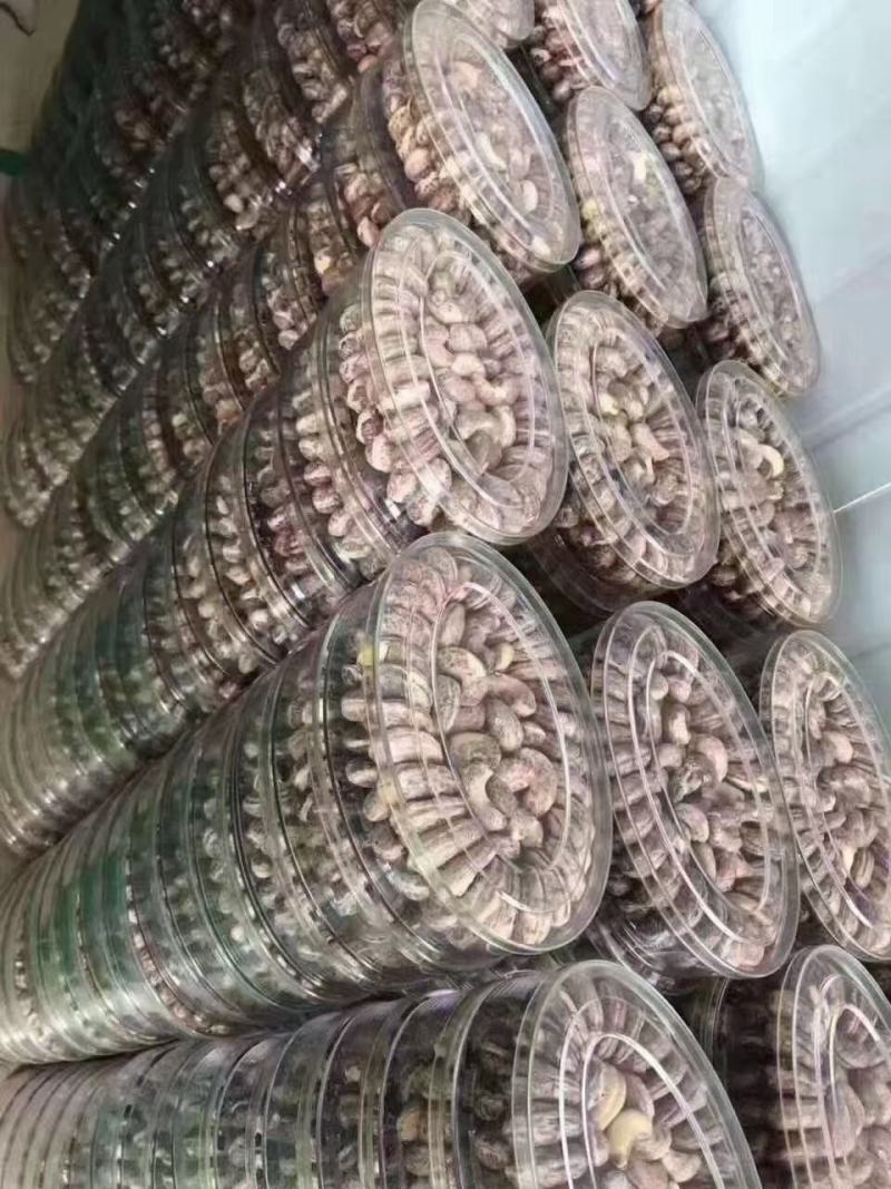 越南进口腰果香香脆脆，颗粒均匀饱满，果肉色泽金黄。