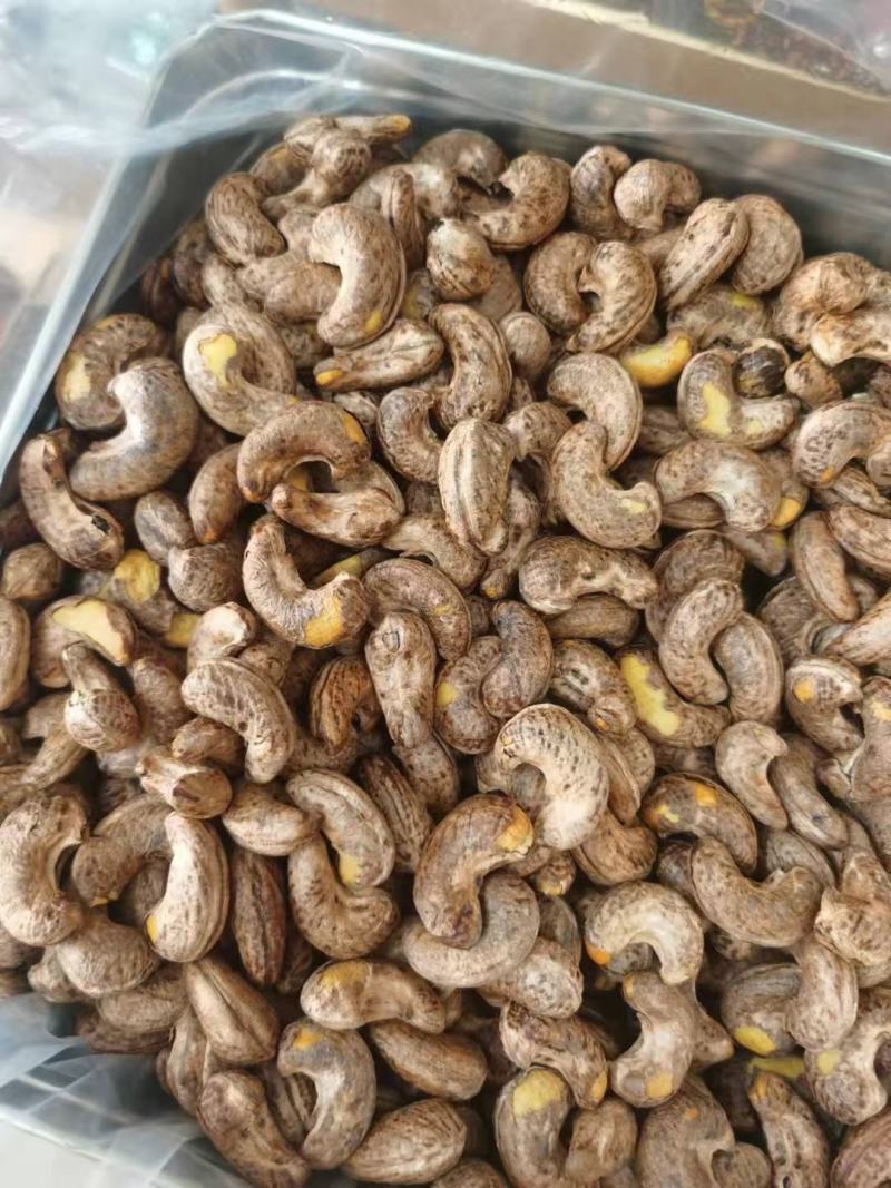 越南进口腰果香香脆脆，颗粒均匀饱满，果肉色泽金黄。